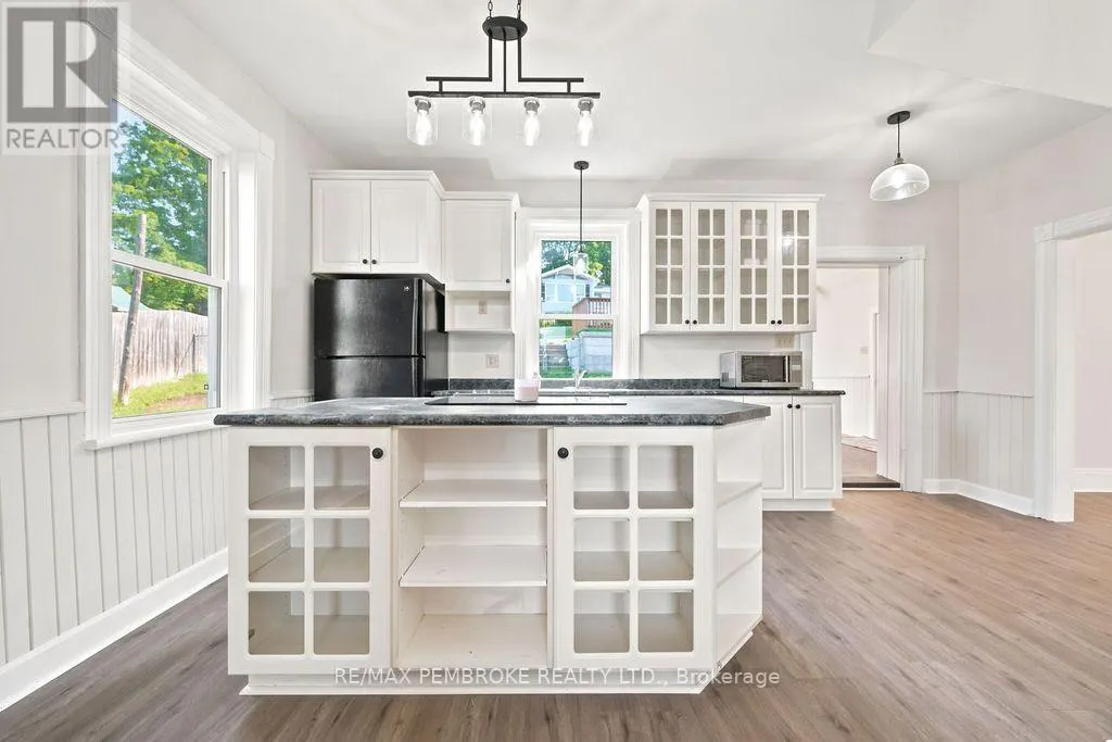 131 BONNECHERE STREET W