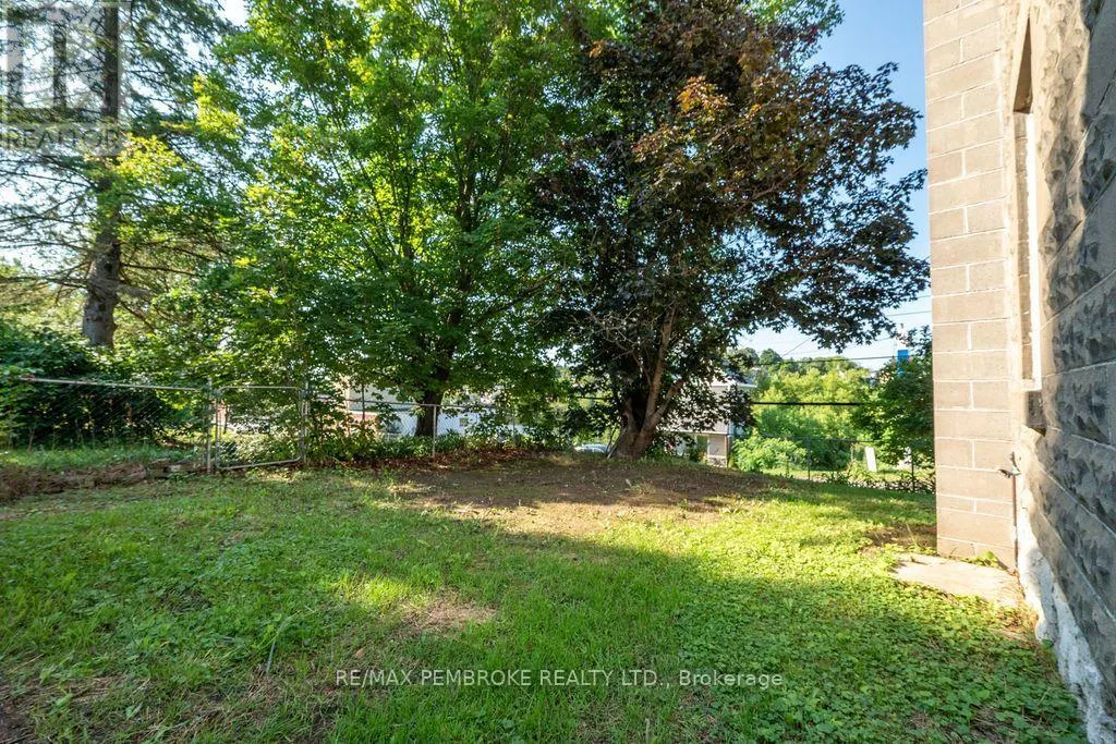 131 BONNECHERE STREET W