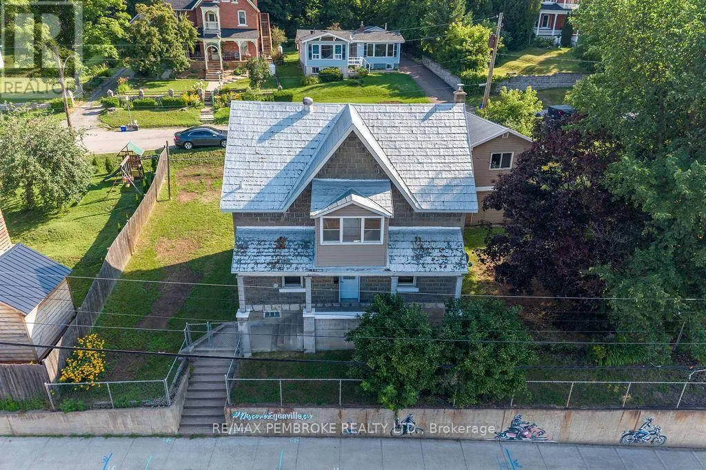 131 BONNECHERE STREET W