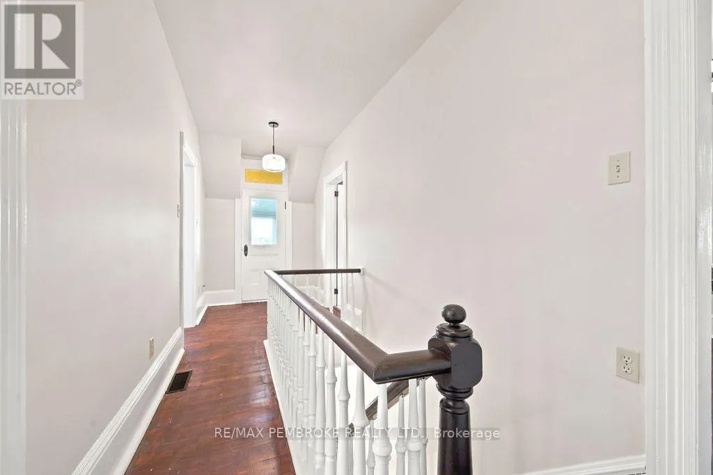 131 BONNECHERE STREET W