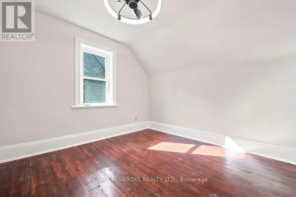 131 BONNECHERE STREET W