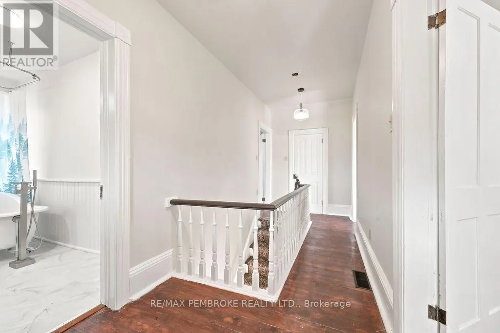 131 BONNECHERE STREET W