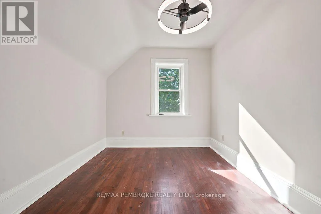 131 BONNECHERE STREET W