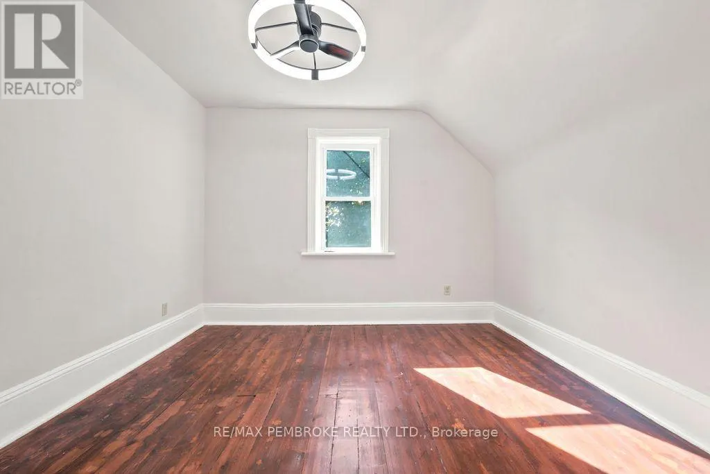 131 BONNECHERE STREET W