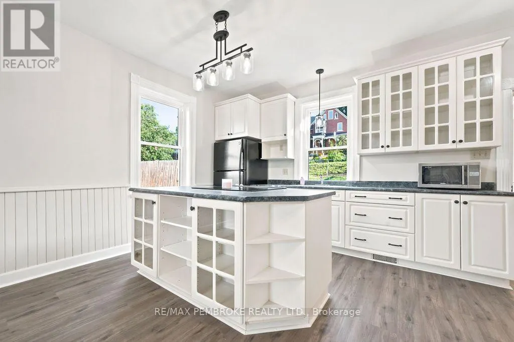 131 BONNECHERE STREET W