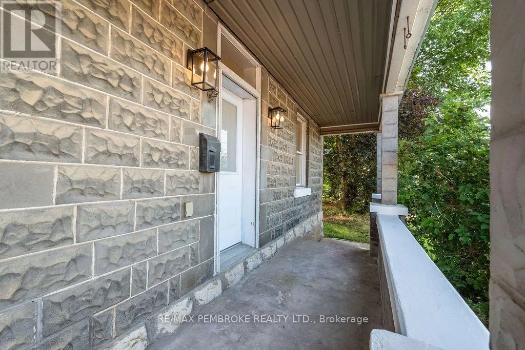 131 BONNECHERE STREET W
