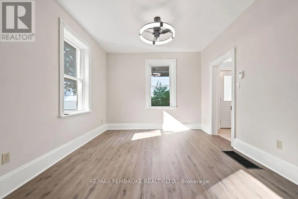 131 BONNECHERE STREET W