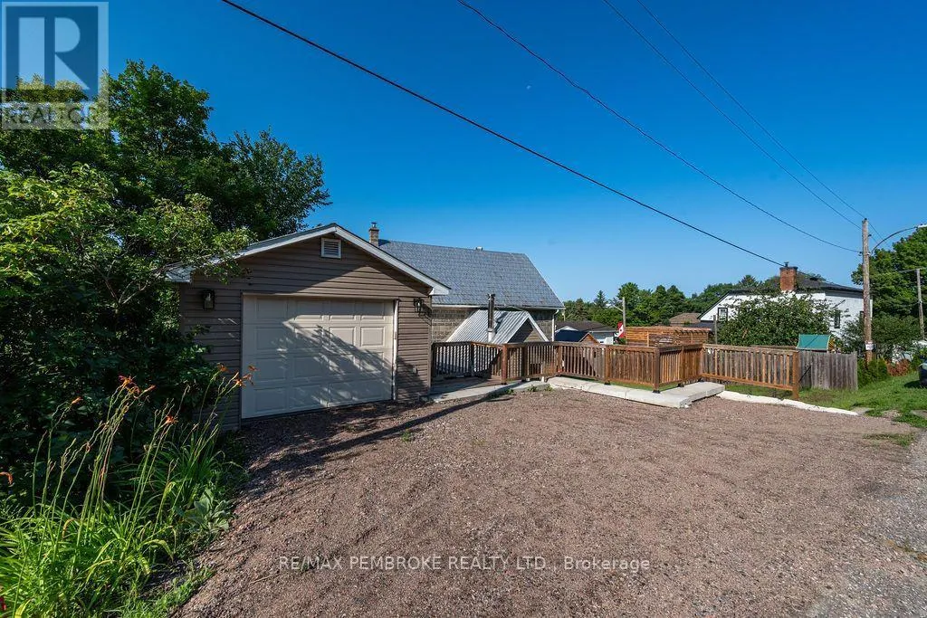 131 BONNECHERE STREET W