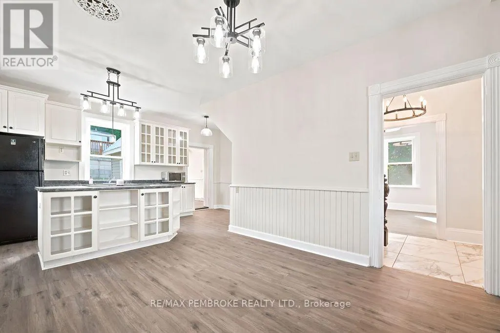 131 BONNECHERE STREET W