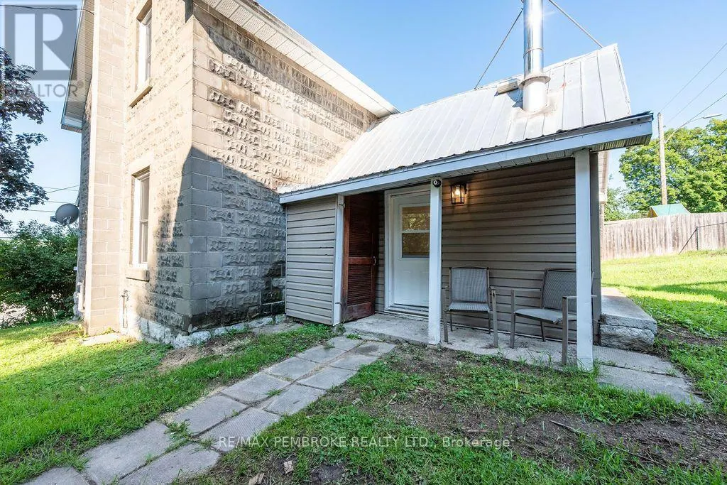 131 BONNECHERE STREET W