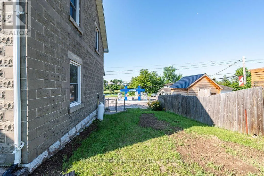 131 BONNECHERE STREET W
