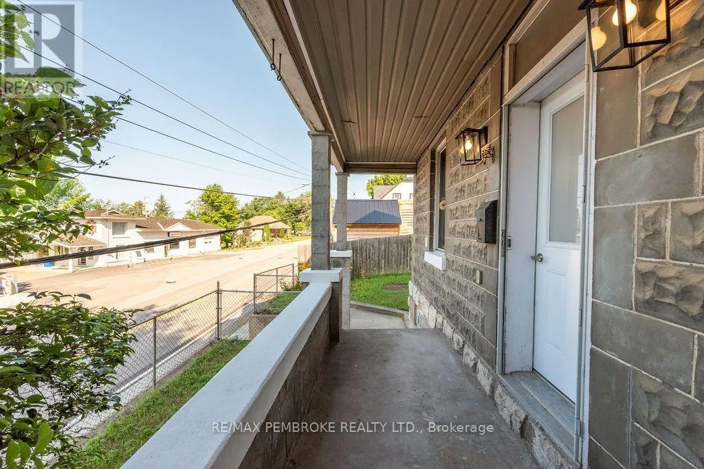 131 BONNECHERE STREET W