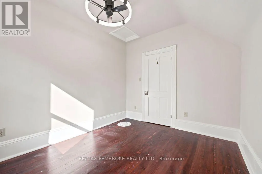 131 BONNECHERE STREET W