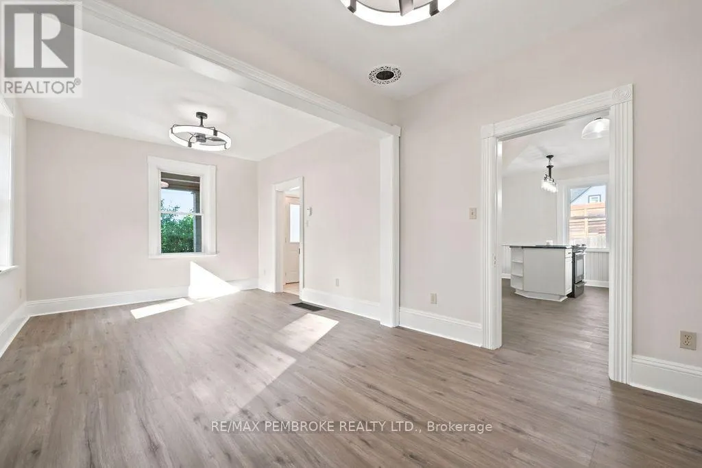 131 BONNECHERE STREET W