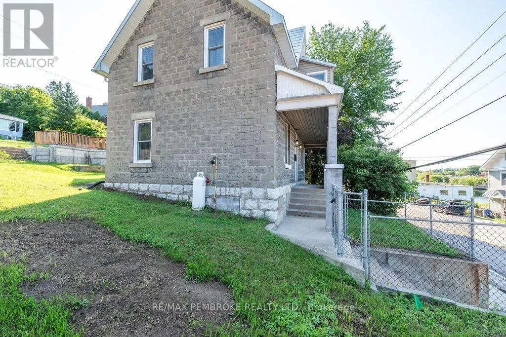 131 BONNECHERE STREET W