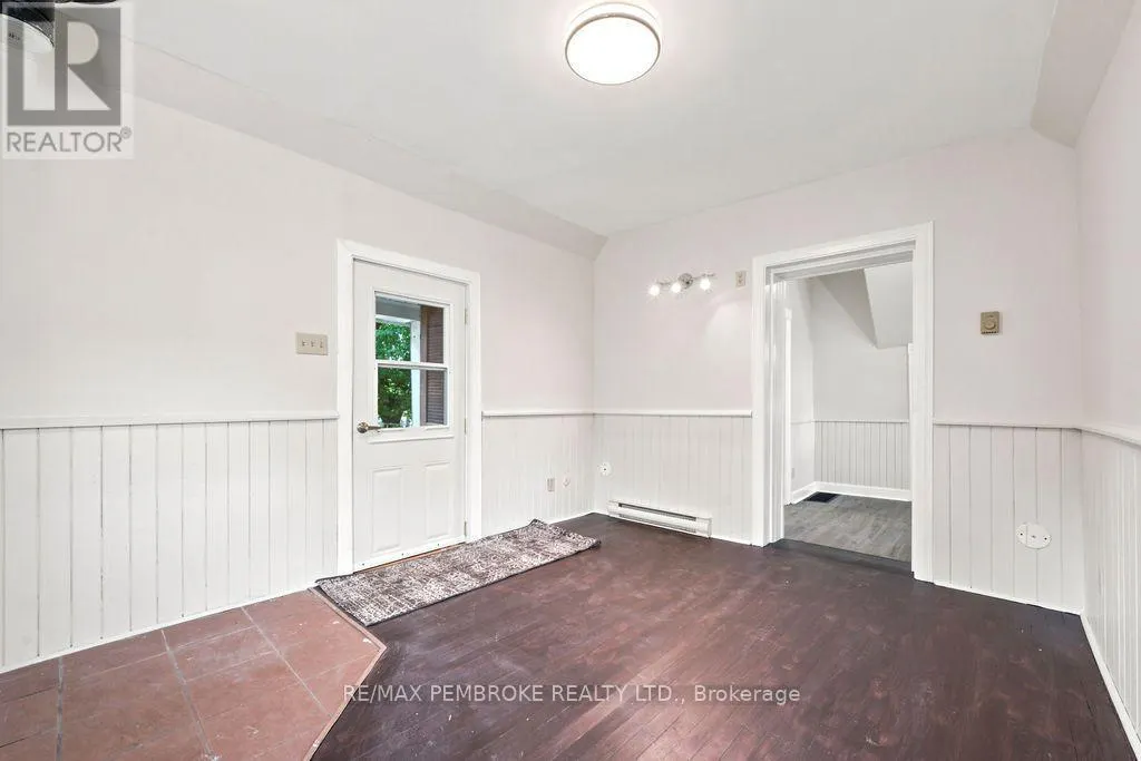 131 BONNECHERE STREET W
