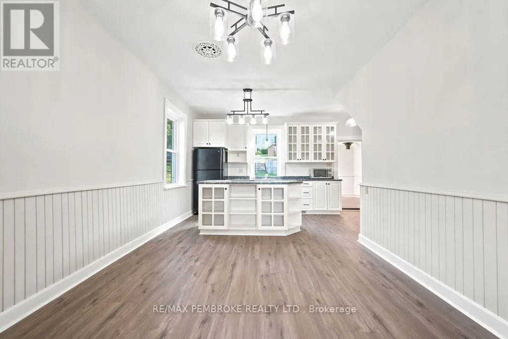 131 BONNECHERE STREET W