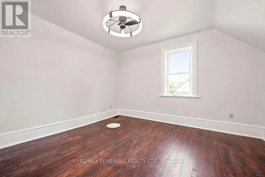 131 BONNECHERE STREET W