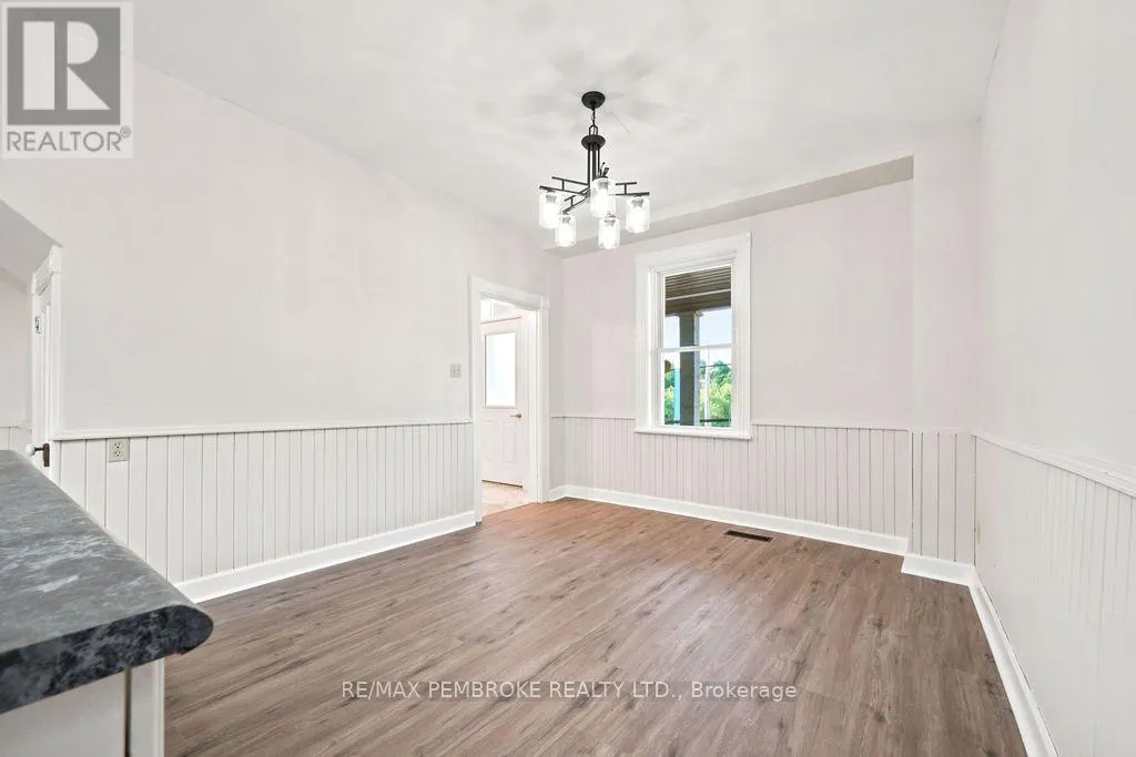 131 BONNECHERE STREET W