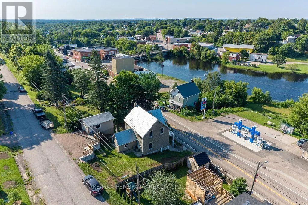 131 BONNECHERE STREET W