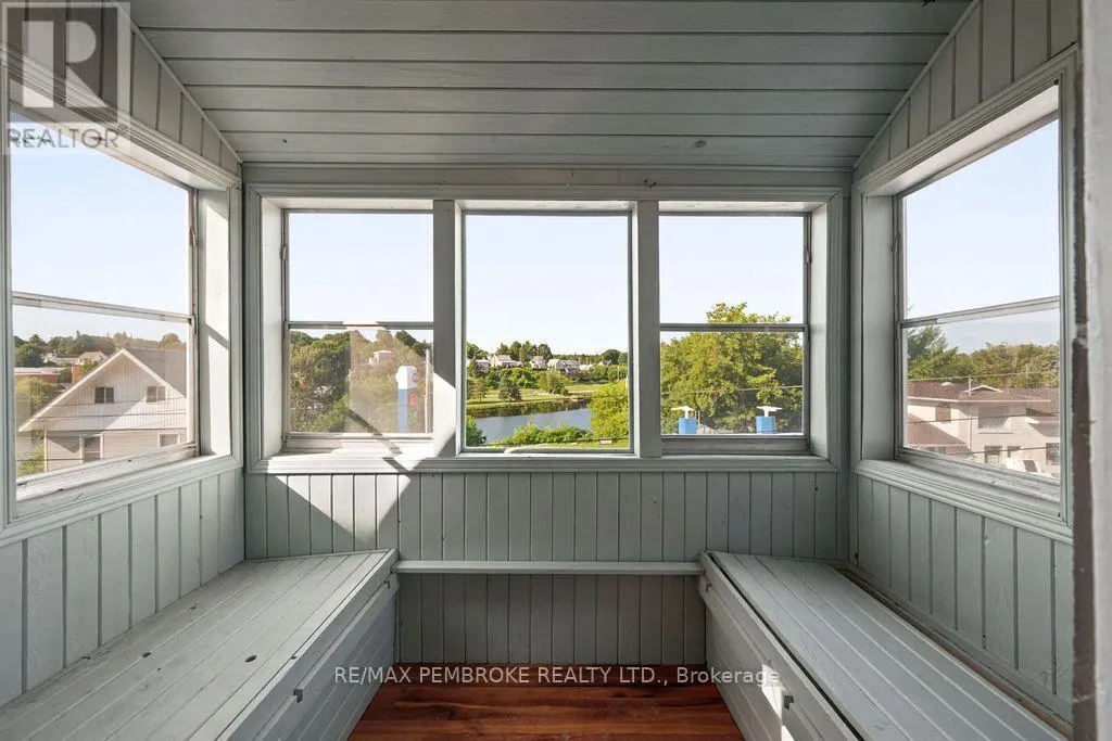 131 BONNECHERE STREET W