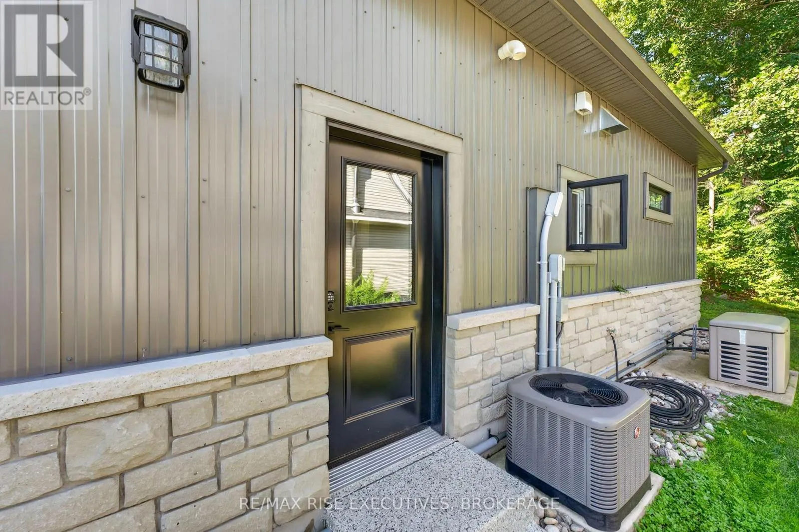 4 HEADLANDS WAY