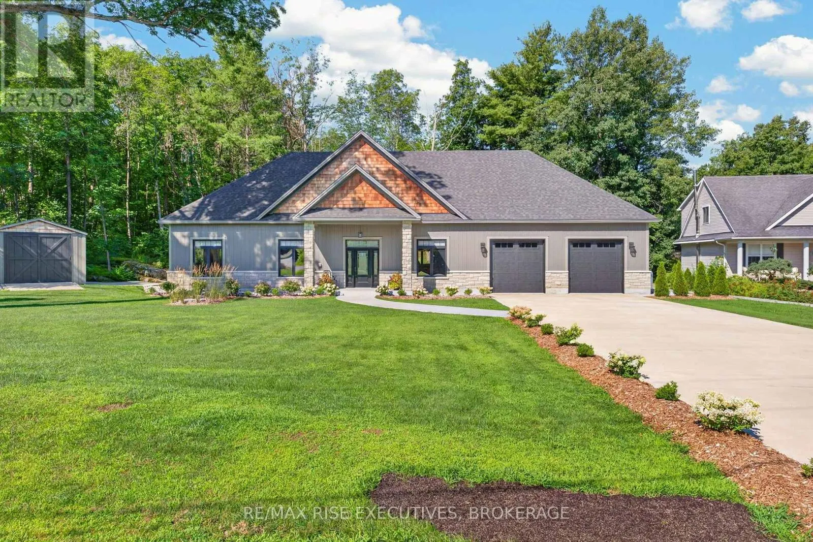 4 HEADLANDS WAY