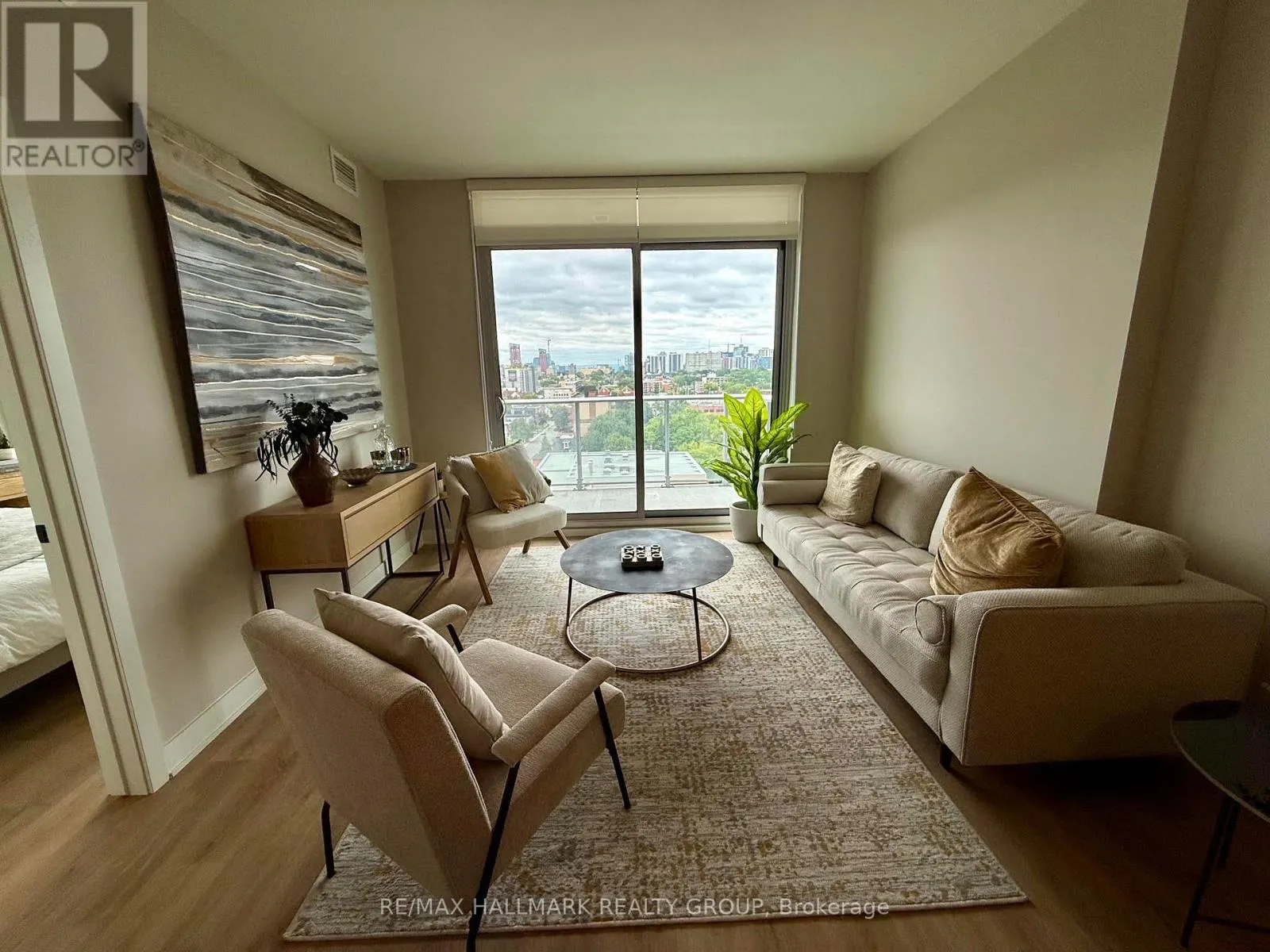 908 - 275 CARLING AVENUE
