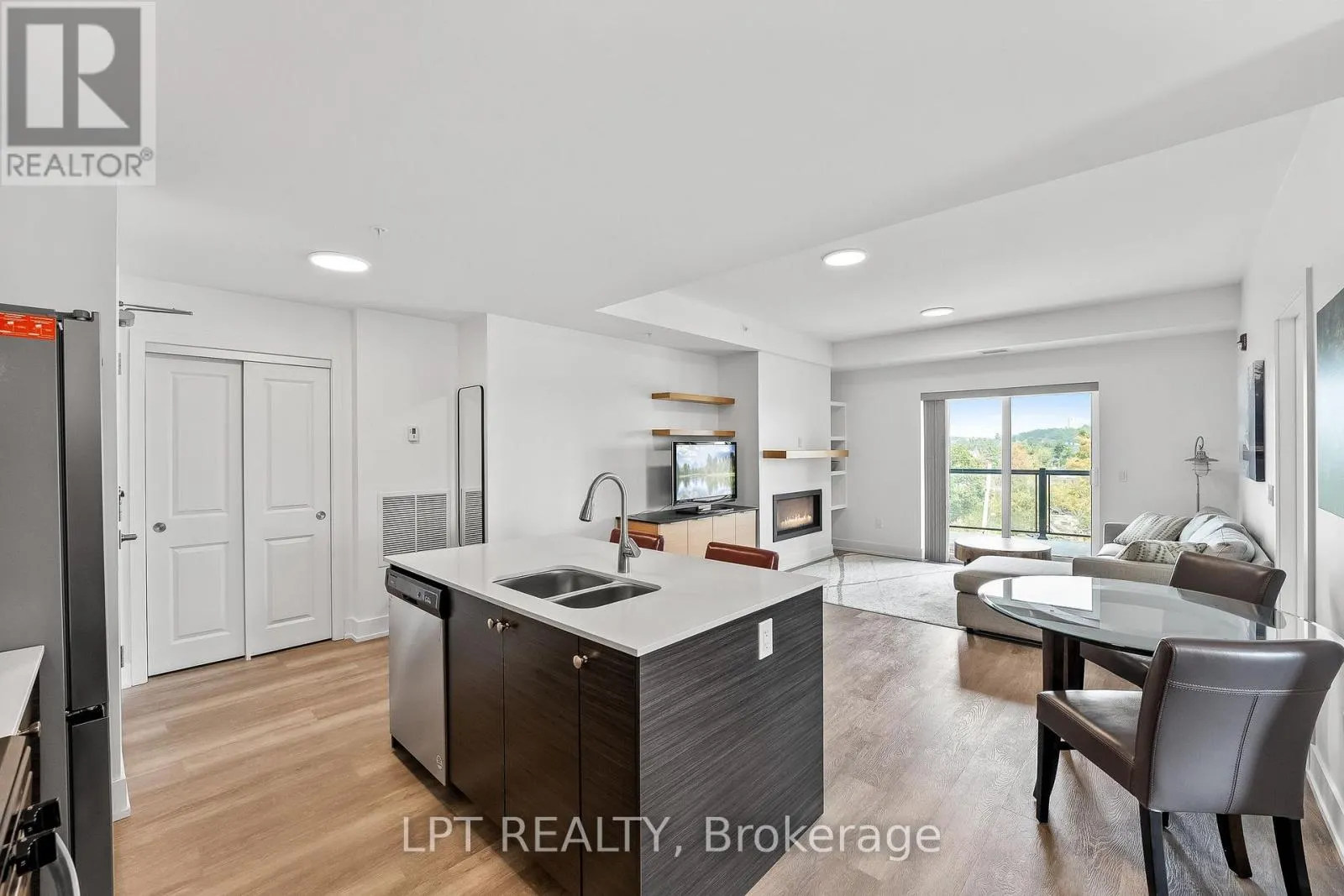402 - 19B WEST STREET N