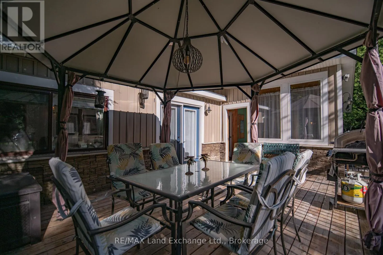 18 HICKS LANE N