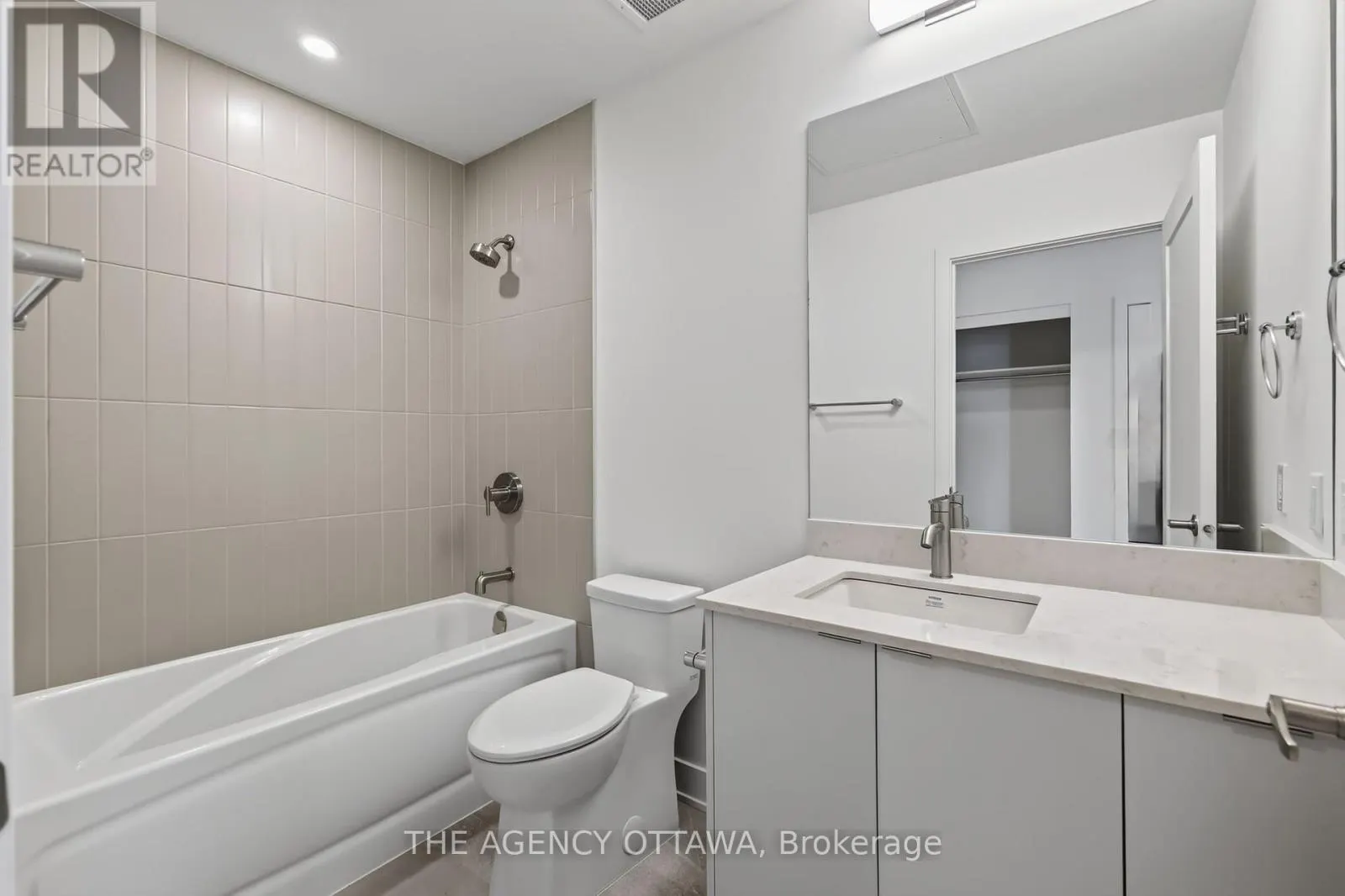 204 - 3085 RIVERSIDE DRIVE