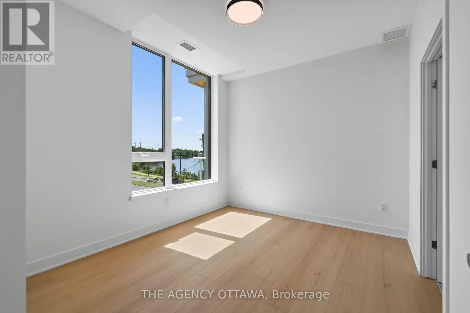 303 - 3085 RIVERSIDE DRIVE