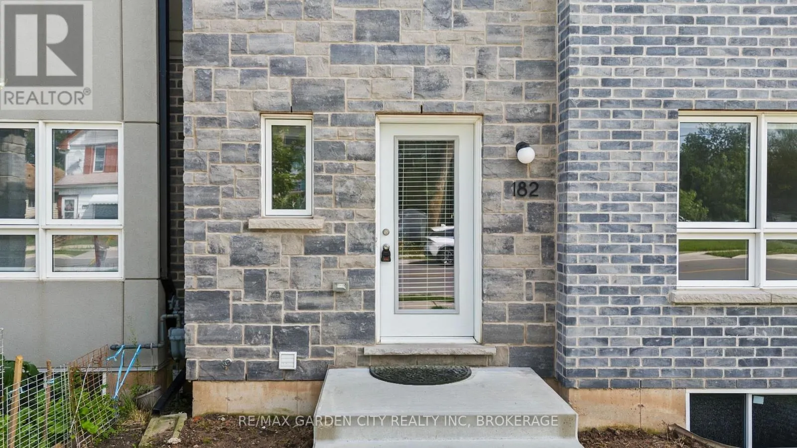 8 - 182 BROADWAY LANE #8