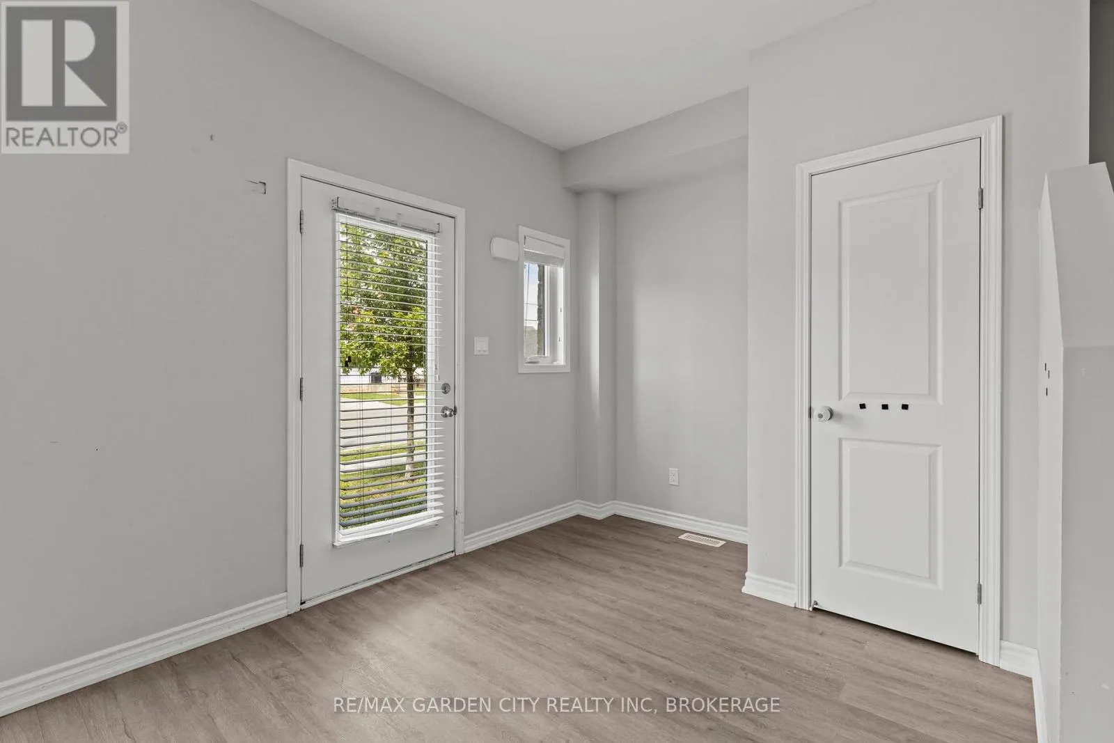 8 - 182 BROADWAY LANE #8