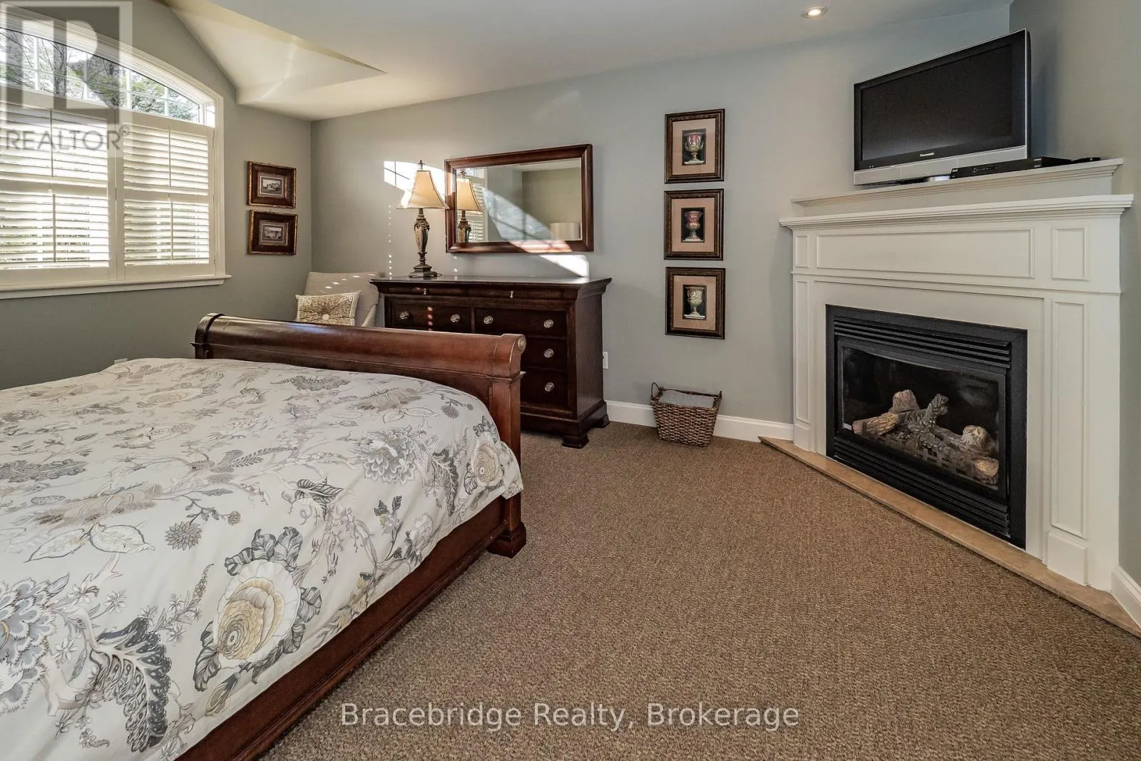 CARLING 4 W9 - 3876 MUSKOKA RD 118 HIGHWAY W