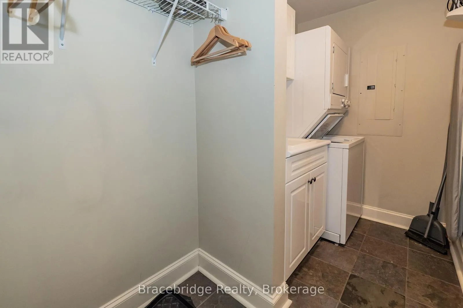 CARLING 4 W9 - 3876 MUSKOKA RD 118 HIGHWAY W