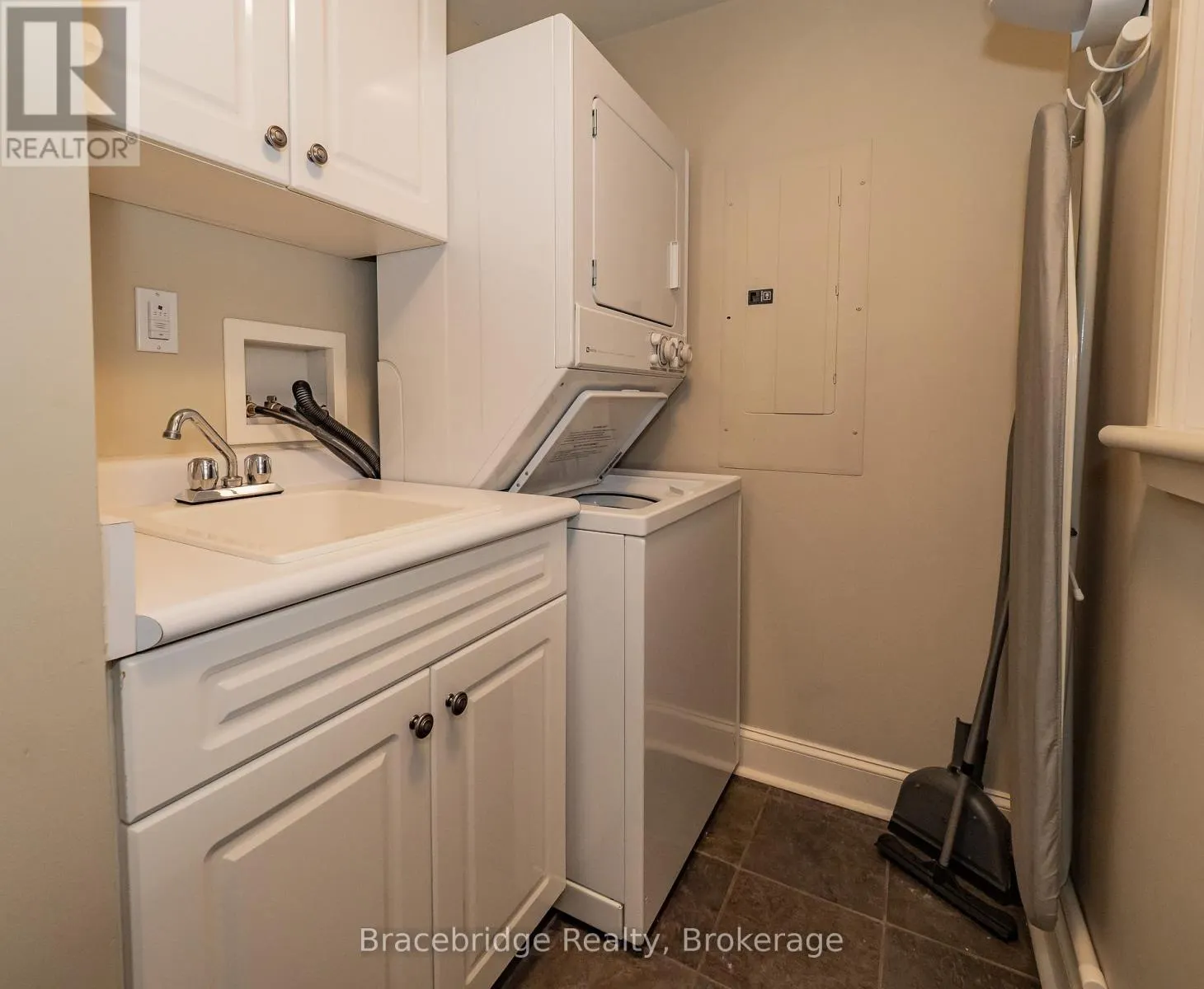 CARLING 4 W9 - 3876 MUSKOKA RD 118 HIGHWAY W