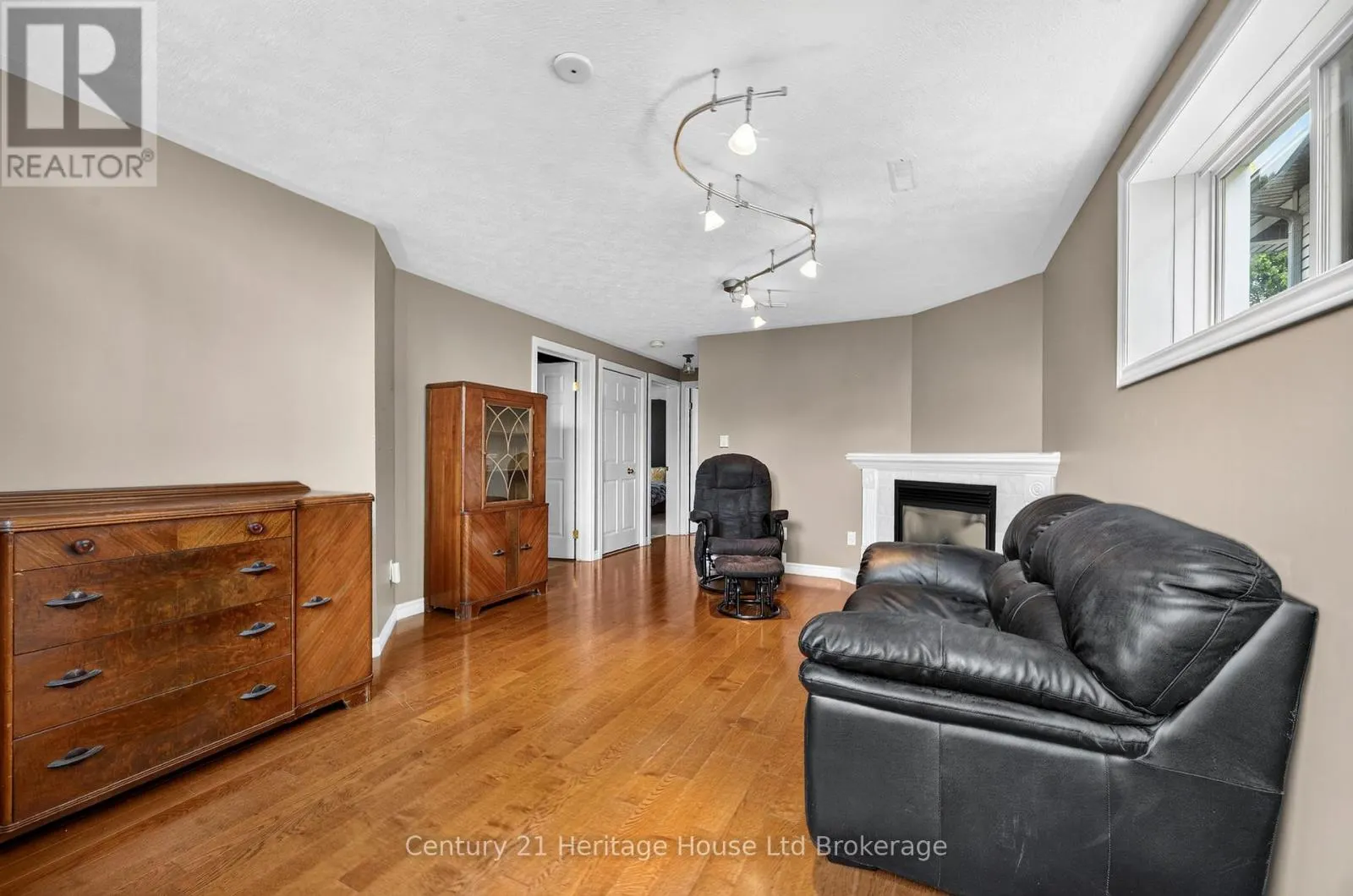 16 HERFORD STREET