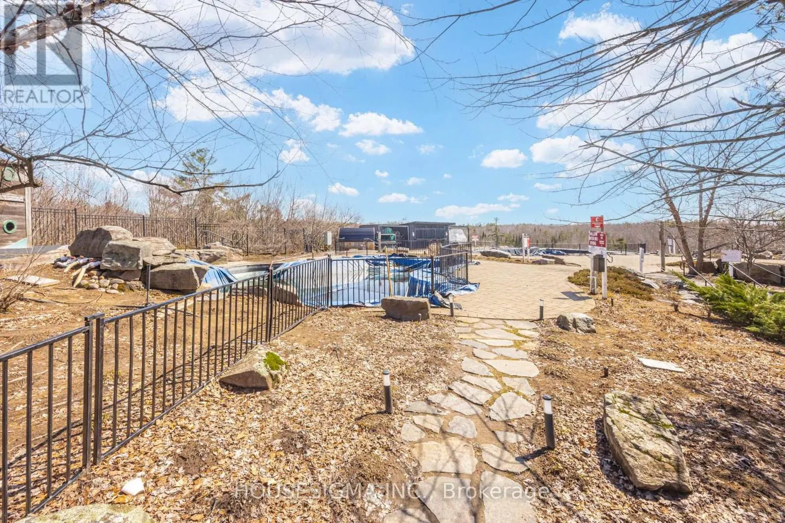 313 - 120 CARRICK TRAIL