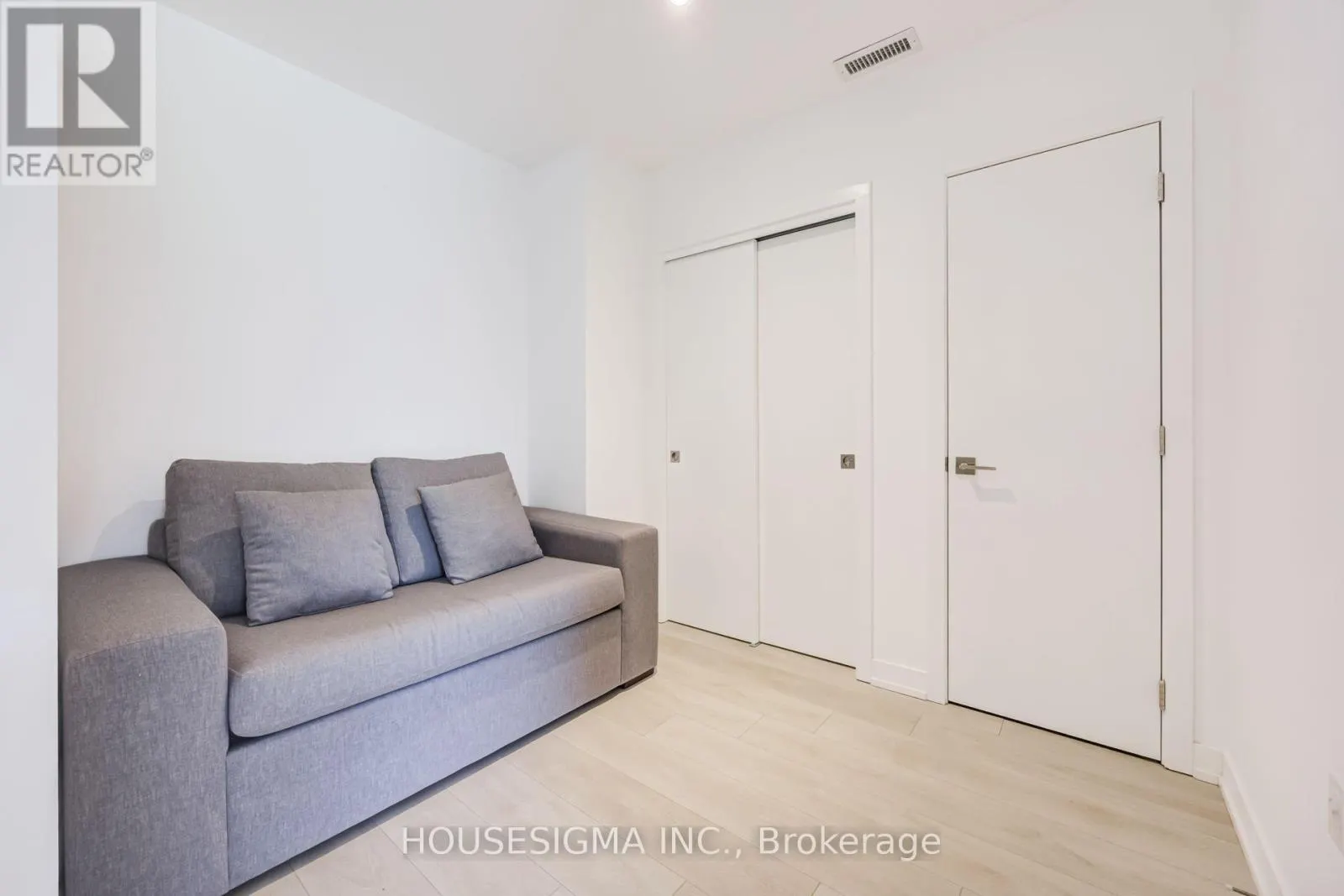 313 - 120 CARRICK TRAIL