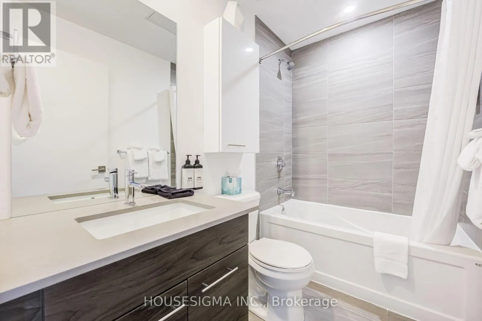 313 - 120 CARRICK TRAIL