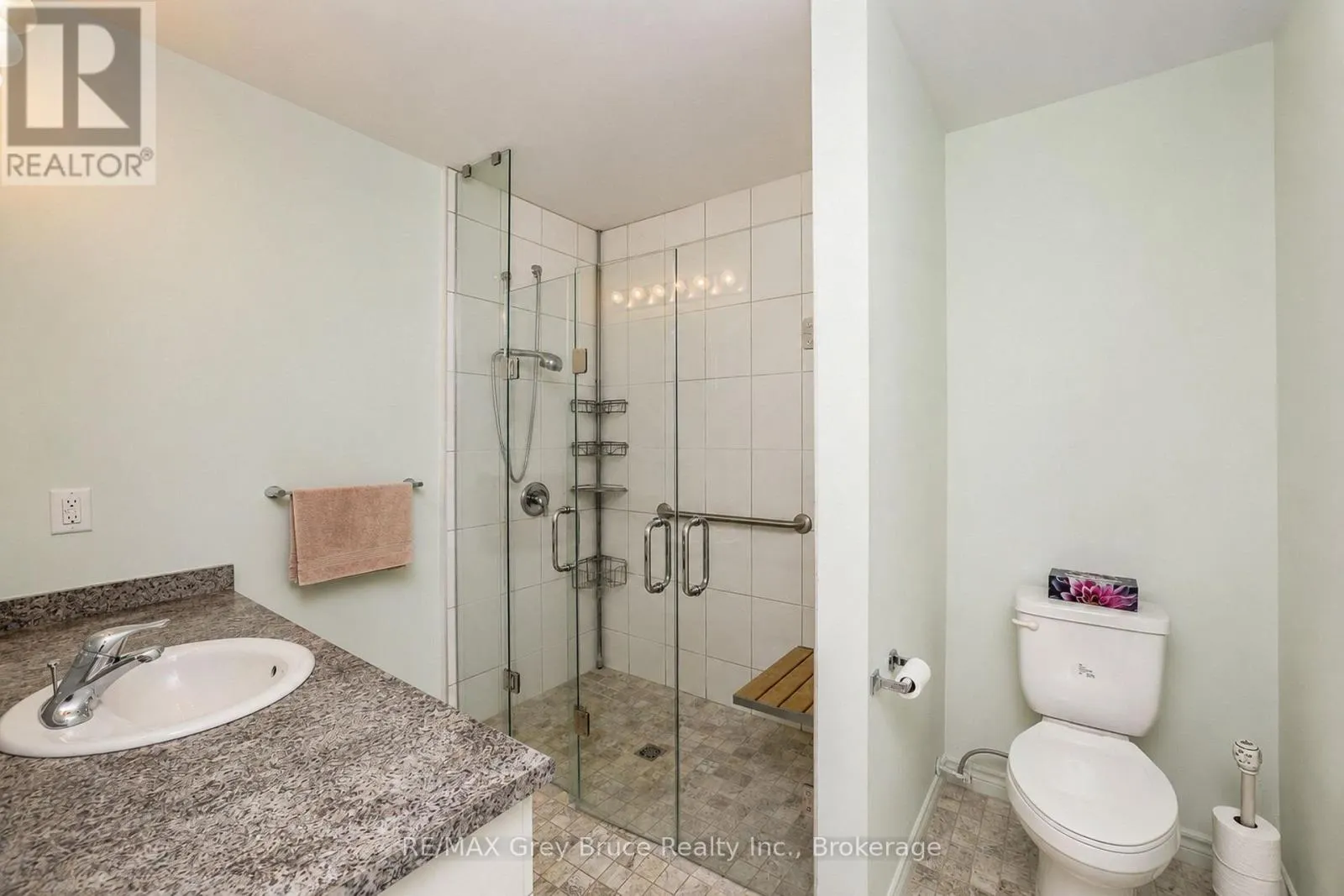 204 - 1050 1ST AVENUE W #204