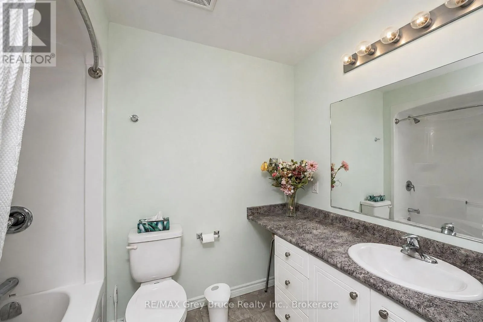 204 - 1050 1ST AVENUE W #204