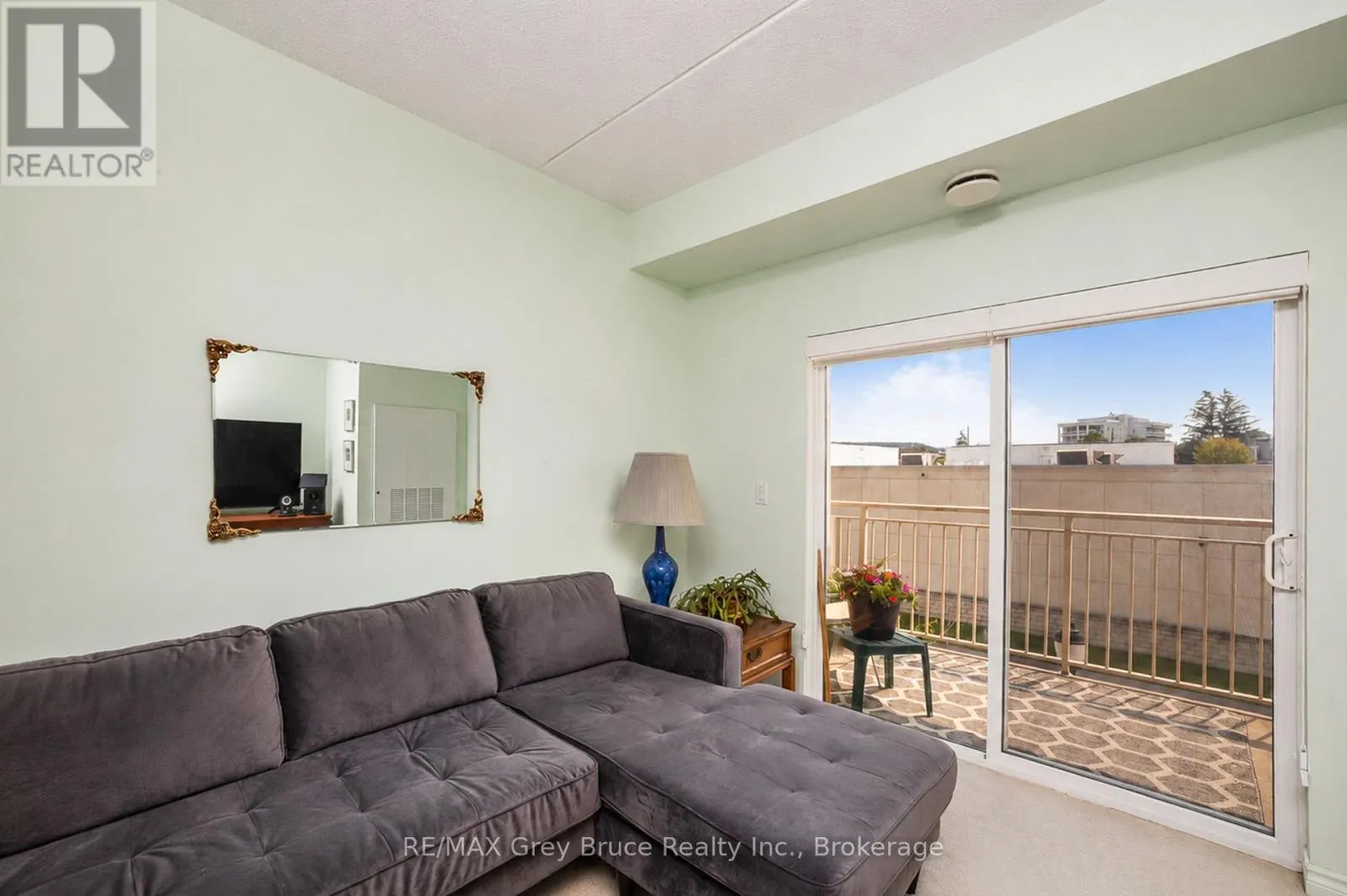204 - 1050 1ST AVENUE W #204
