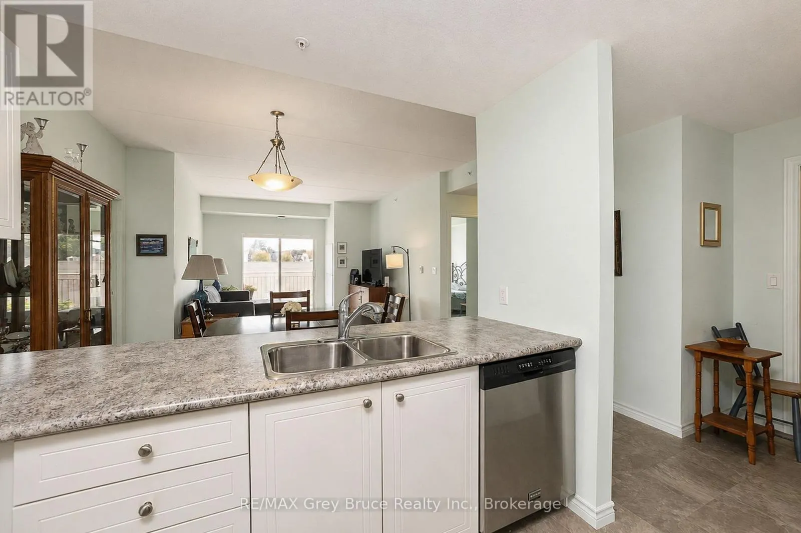 204 - 1050 1ST AVENUE W #204