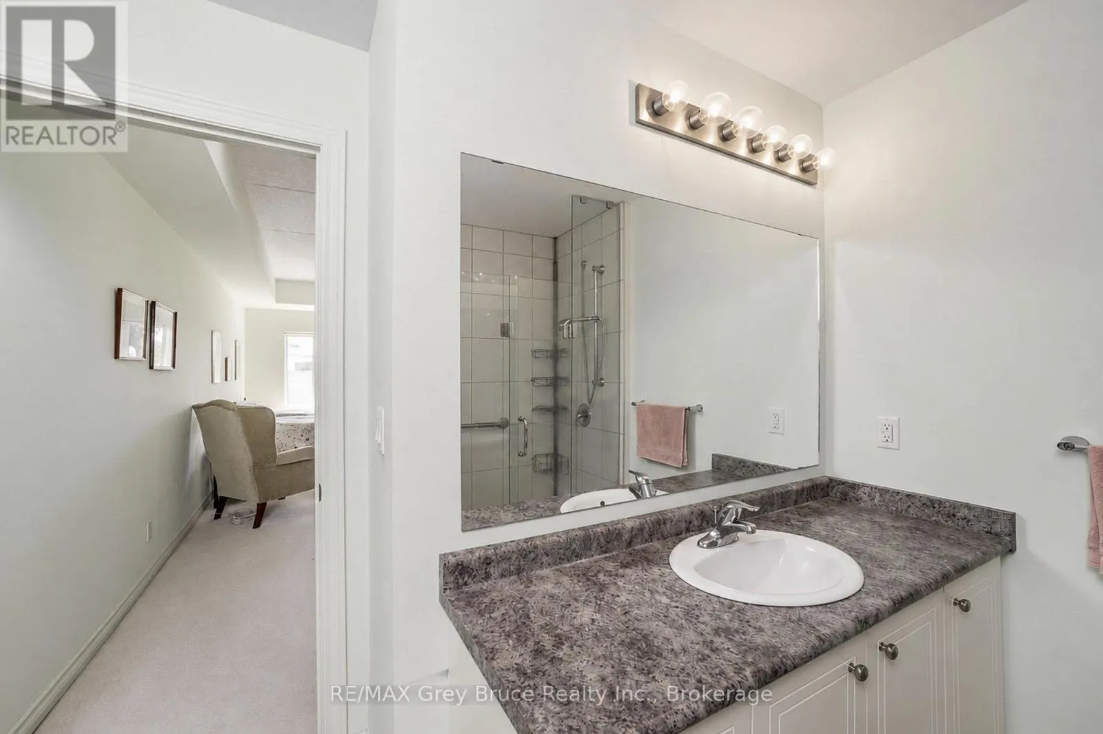 204 - 1050 1ST AVENUE W #204
