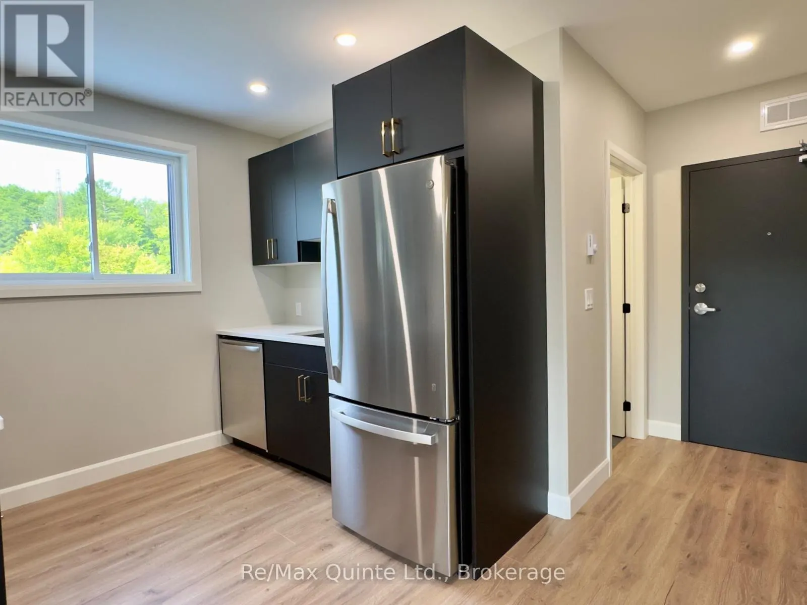 4 - 330 VICTORIA STREET #4