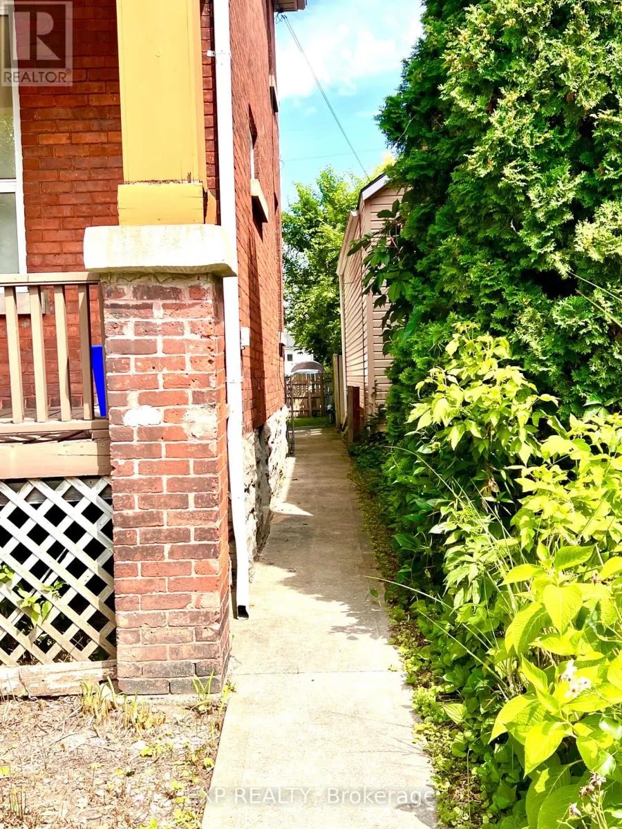 107 SPADINA AVENUE