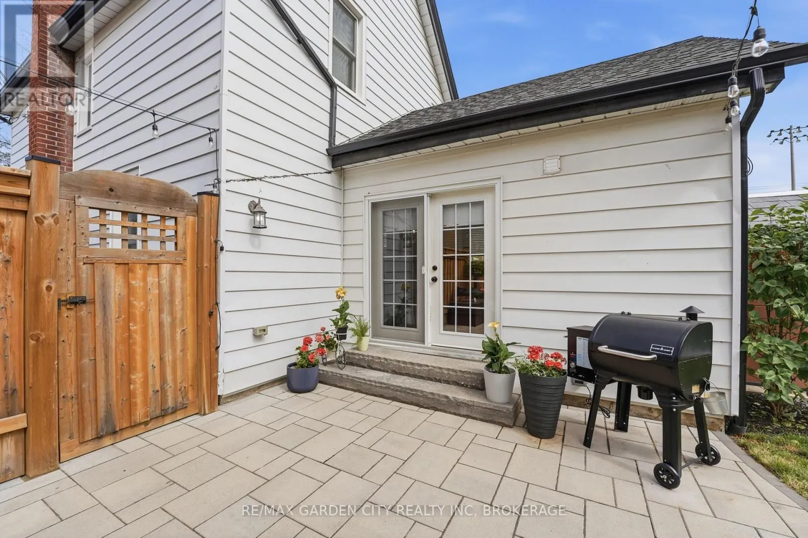 26 CARLETON STREET N