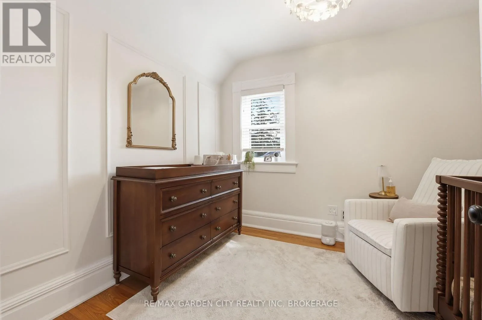 26 CARLETON STREET N